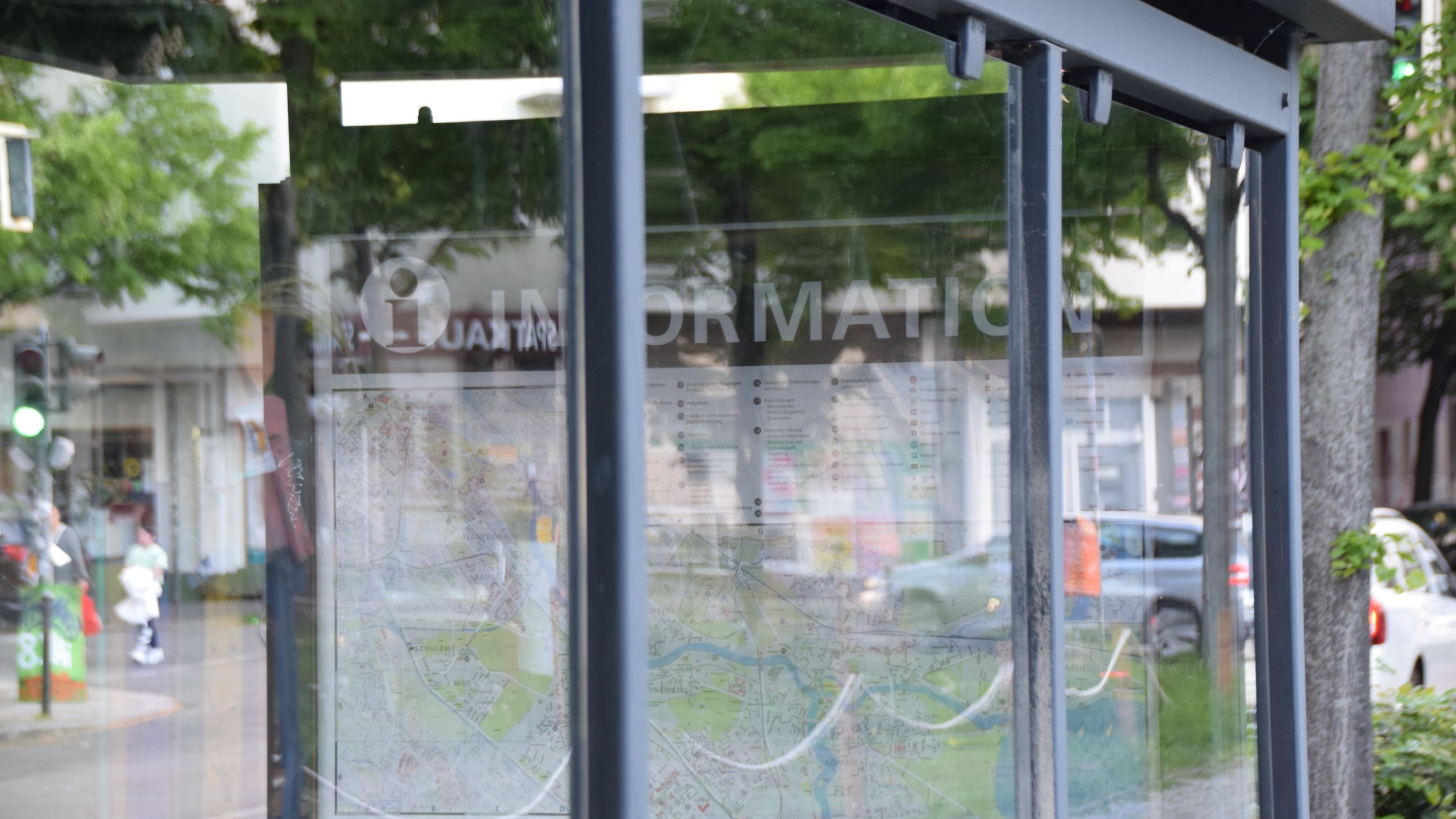 Plexiglasscheiben in BVG-Wartehuschen