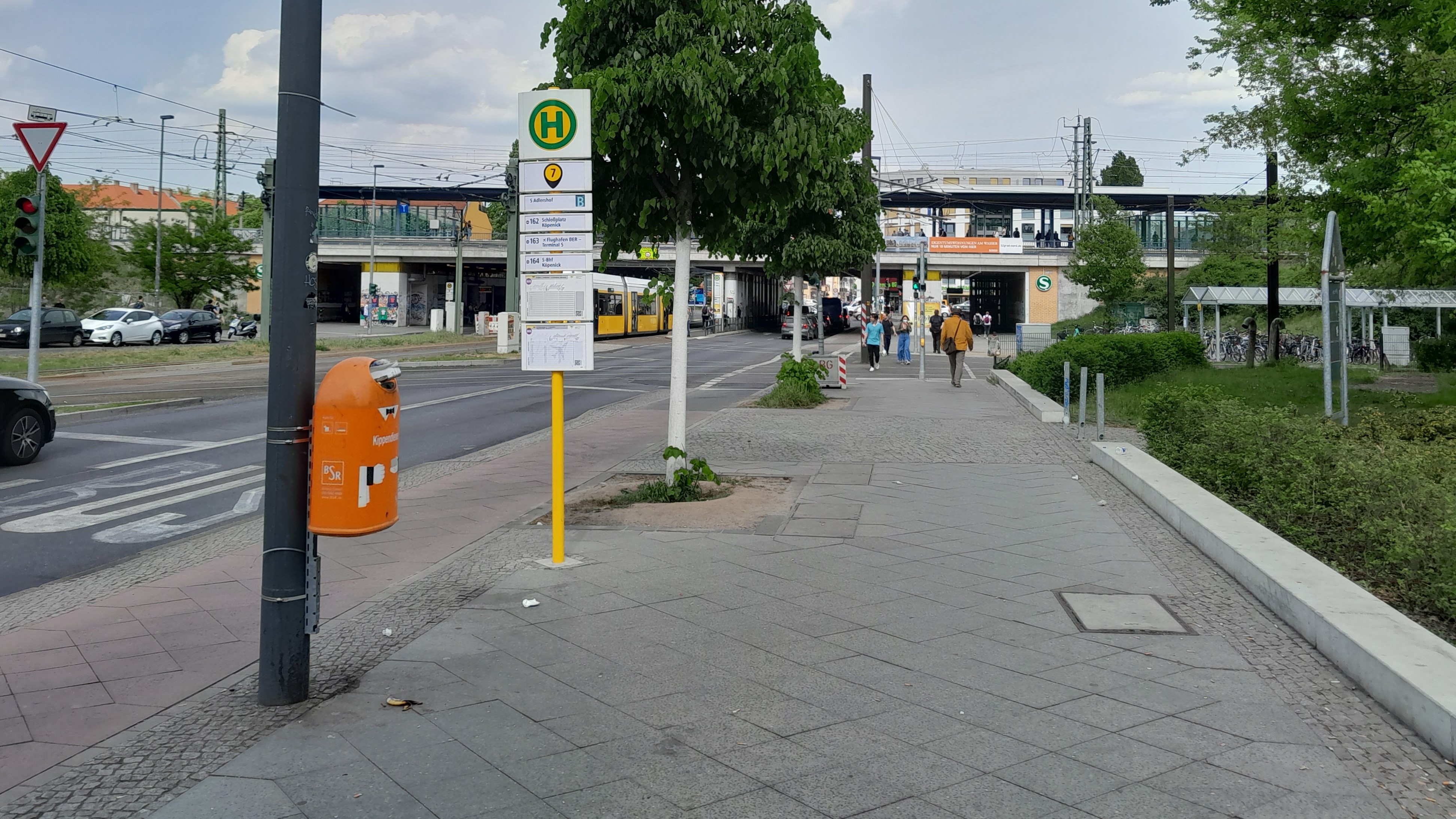 Bushaltestelle am S-Bahnhof Adlershof kenntlich und barrierefrei machen